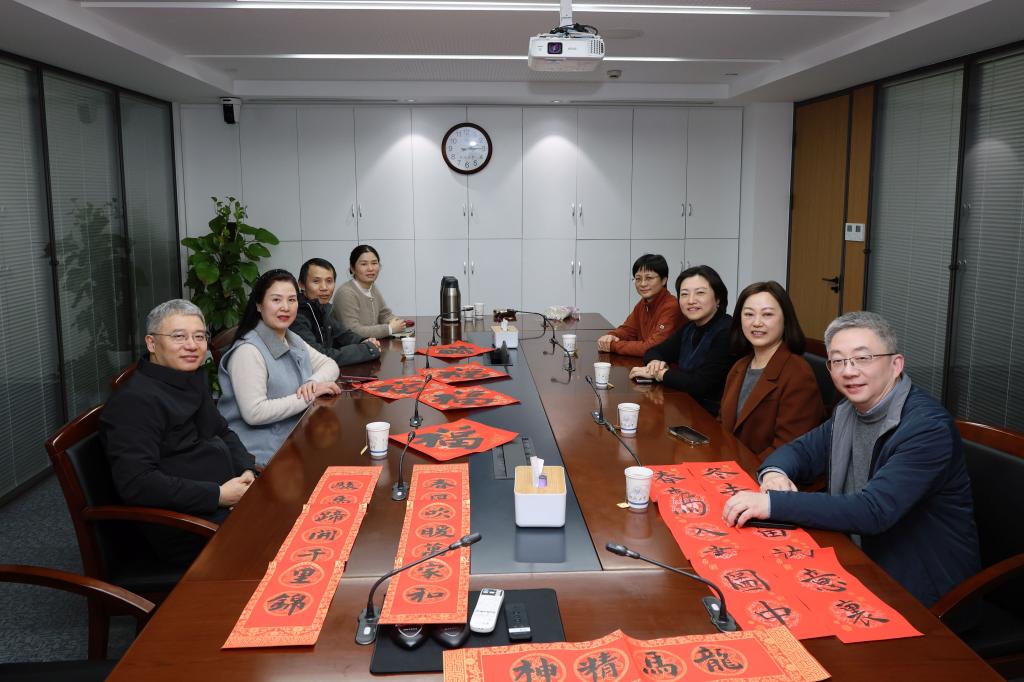 图 慰问马克思主义学院一线员工、援疆干部和工会干部 图 慰问马克思主义学院一线员工、援疆干部和工会干部