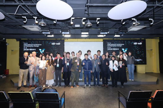 现场嘉宾与志愿者合影