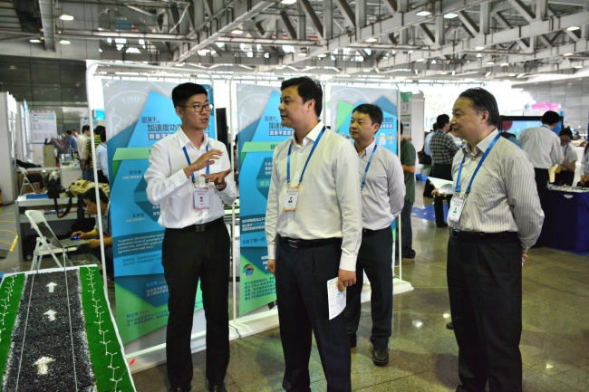 团市委副书记刘刚、校党委副书记徐建平亲切慰问参赛团队