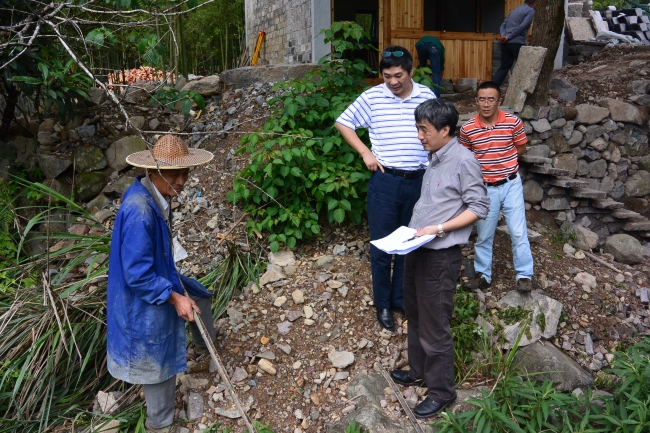 杨贵庆在指导村民