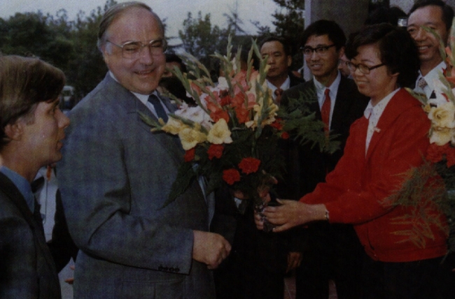 1993年11月18日,德国总理科尔第二次访问同济大学,并出席同济大学授予他名誉教授称号的仪式