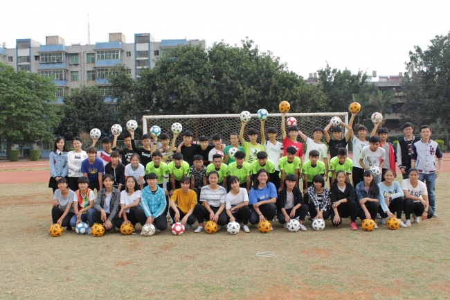 1 与足球队合影