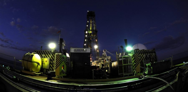 “决心”号在南海北部海域进行钻探(3月5日摄)。_副本 “决心”号在南海北部海域进行钻探(3月5日摄)。_副本