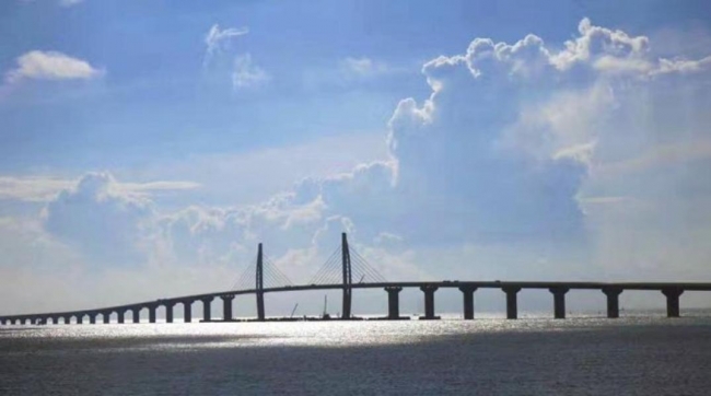 上面长着中国结的主航孔桥 上面长着中国结的主航孔桥